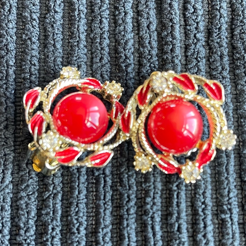 RED/GOLD VINTAGE CLIP EARRINGS.